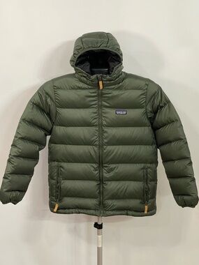 Patagonia Hooded Puffer Jacket in Olive Green.
Kids Size Large (12)